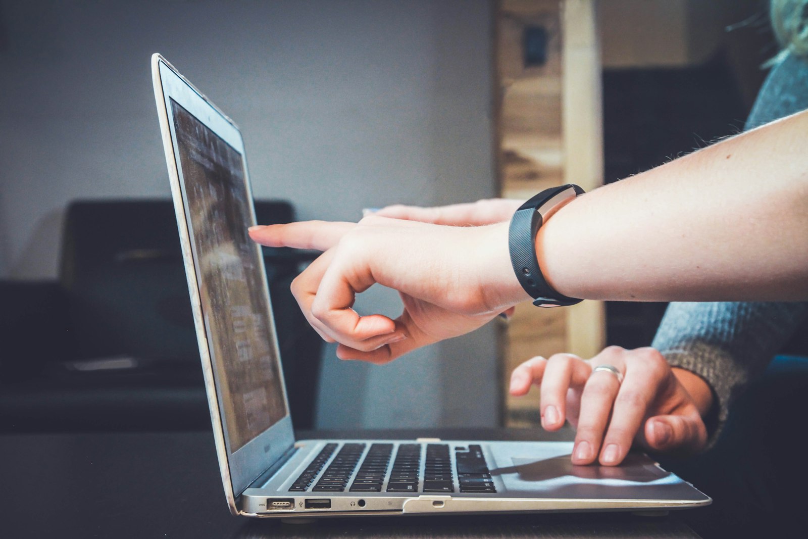 How to Turn Launch-Day Comments Into Paying Users (7-Day Playbook)