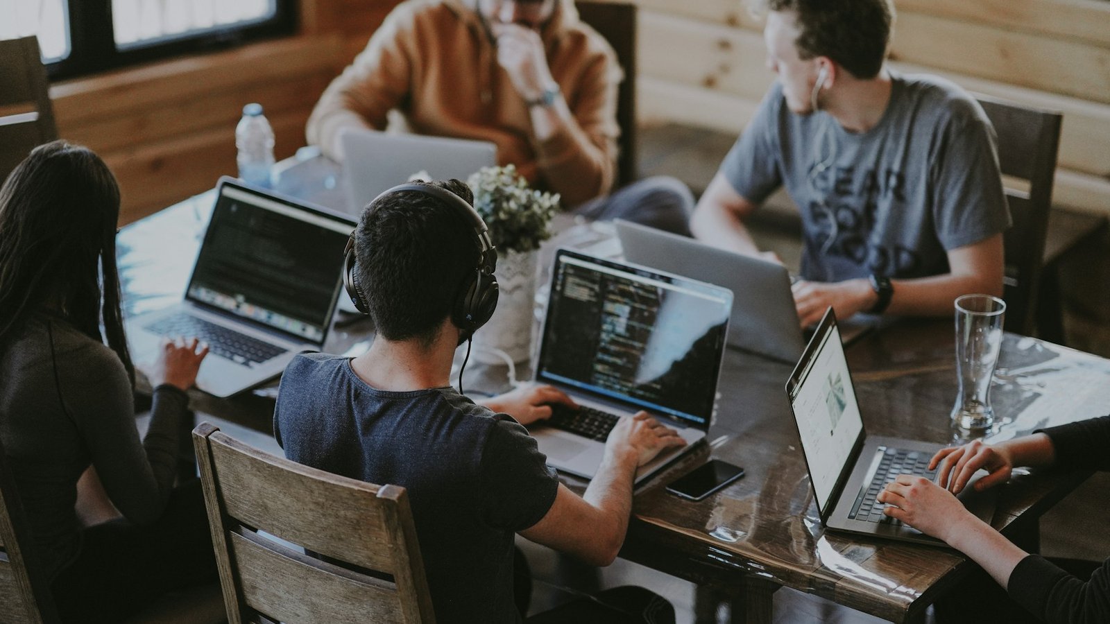 How to Steal One Weekly Distribution Habit That Fits a Side Project